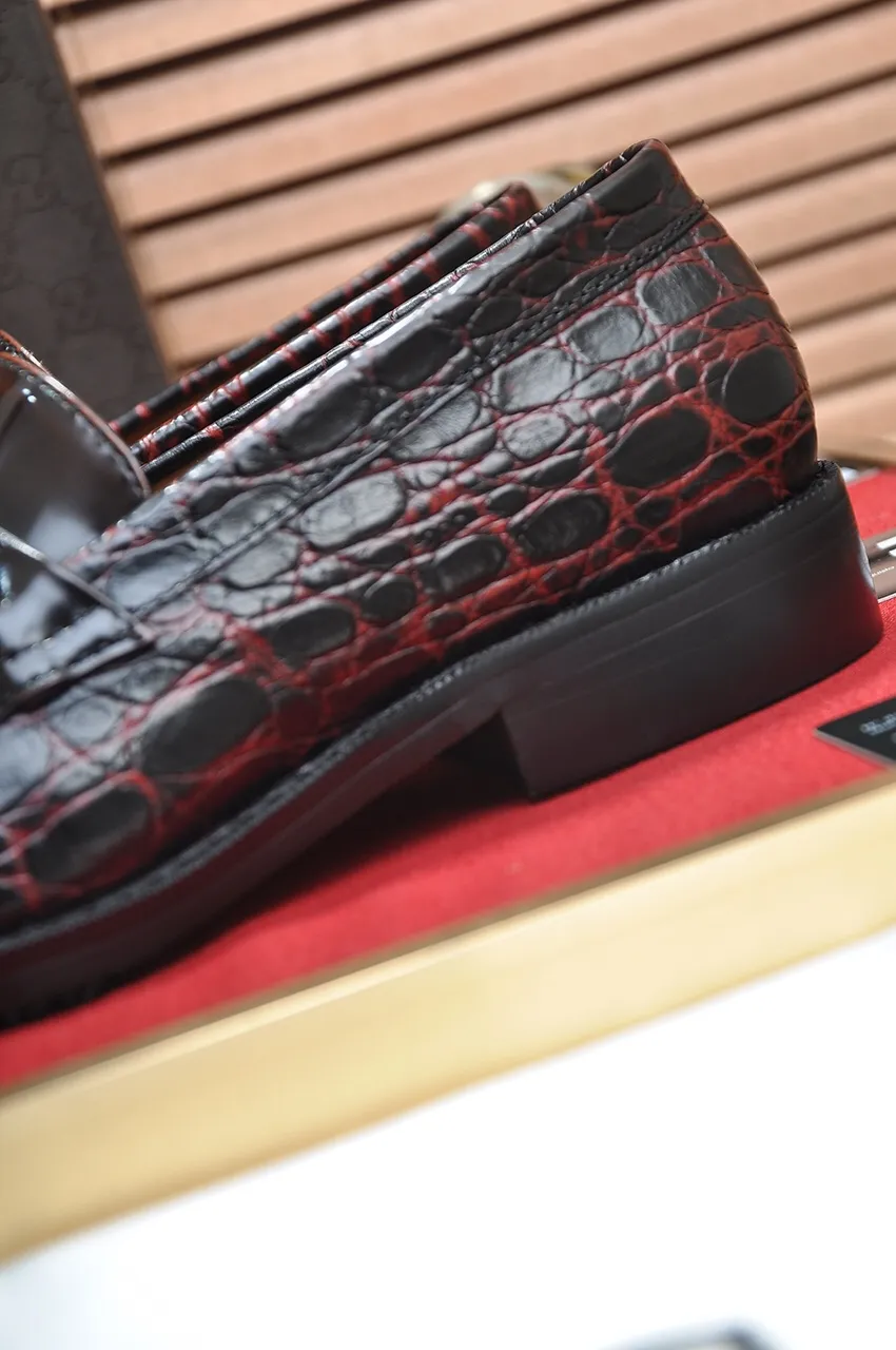 Men's shoes💰460💶Italy's top luxury men's shoe giant [GUCCI] has arrived in new style🍃Original European style🔰 Pleasant to the eye😍In order to make the shoes more durable and non-deformable🌀The production continues to follow traditional methods but there is still no lack of innovation💪The original sheepskin is chosen for the leather♻Smooth, natural and extra bright⭐Made of imported cowhide, the first choice of the rich 38-45 (45 customized)